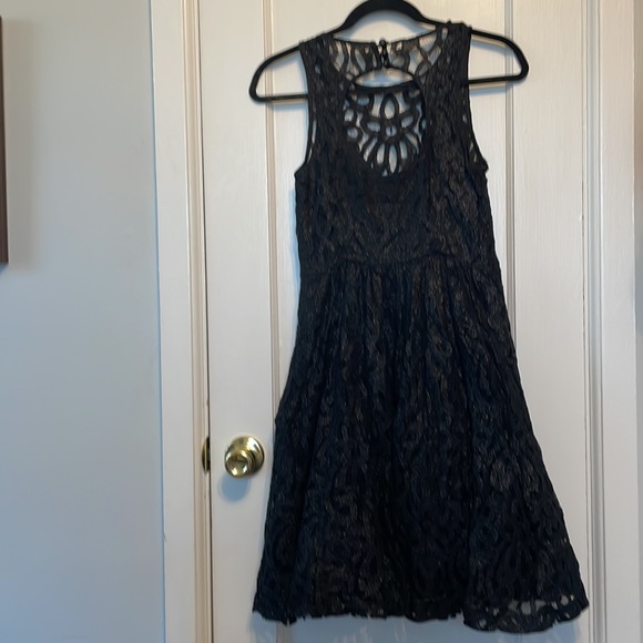 Baby doll cut dress with peak hole in back - Picture 2 of 2